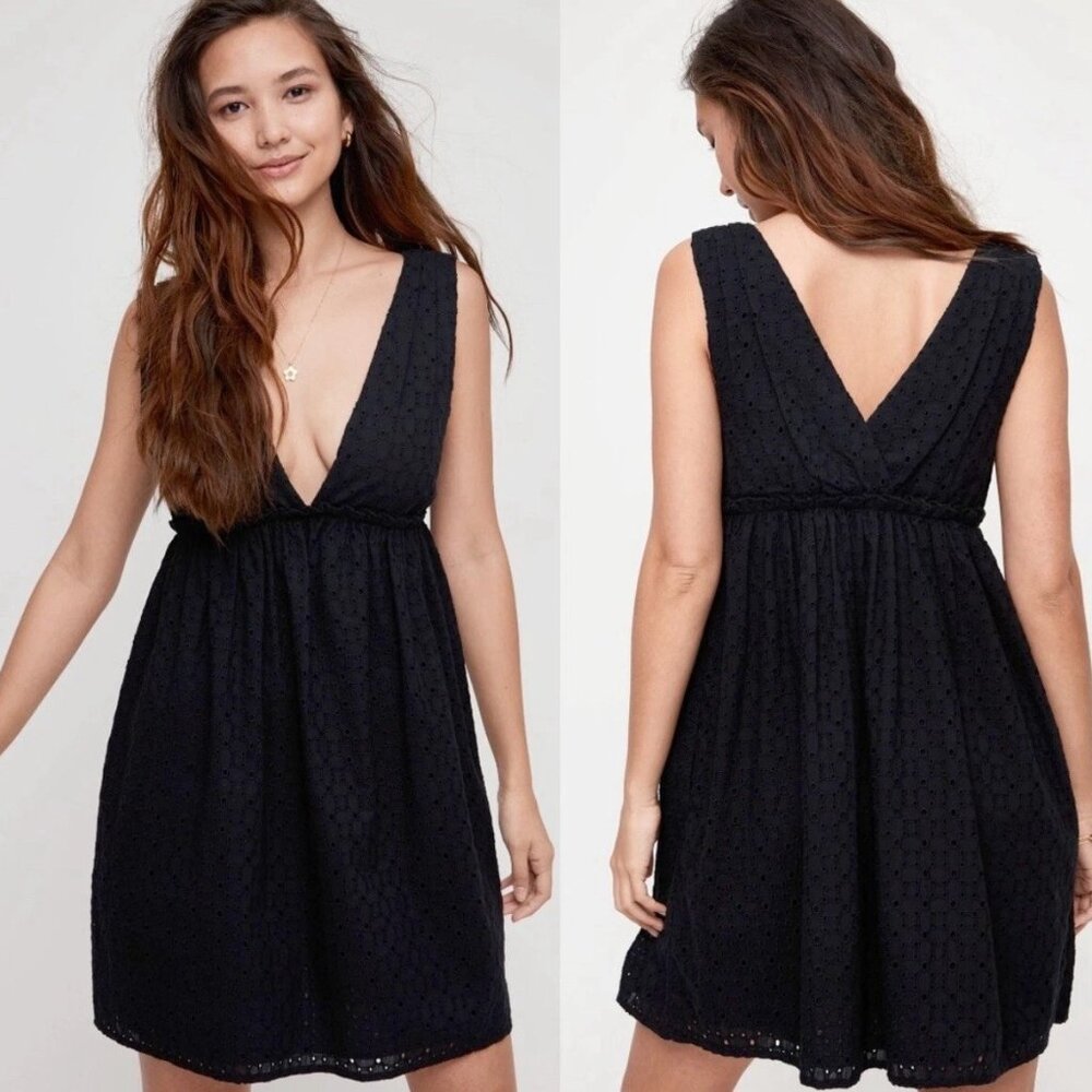 NWT Aritzia Sunday Best White Sz Small v-neck dress